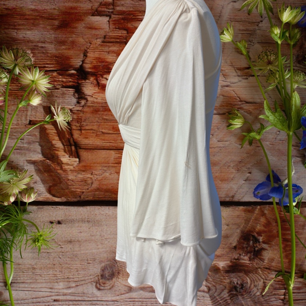 NWT Sky Cream Blouse with Open Flowing Sleeves &‎ Gold Belted Accents Size Small - Picture 3 of 12